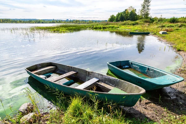 Barcos Pesca Plástico Orilla Del Lago Verano Día Soleado Naturaleza —  Fotos de Stock