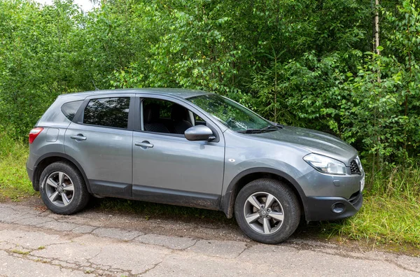 Novgorod Rússia Julho 2020 Carro Nissan Qashqai Fundo Árvores Verdes — Fotografia de Stock