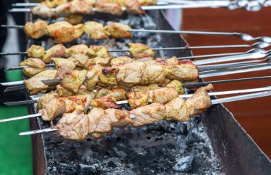 Metal şişler üzerinde ızgara iştah açıcı kebap. Shashlik mangal pişirirken sıcak kömürlerin üzerinde, sokak yemeklerinde