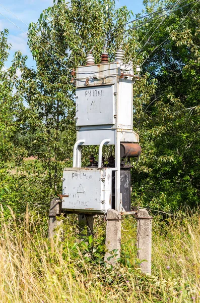 Stara Podstacja Transformatorów Napięcia Rosyjskiej Wiosce Dystrybucja Energii Elektrycznej Energia — Zdjęcie stockowe