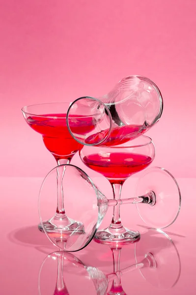 Composition Verres Différentes Formes Avec Liquide Rouge Sur Fond Rose — Photo