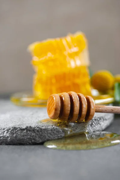 Cuchara Madera Para Miel Miel Sobre Fondo Cemento Gris — Foto de Stock