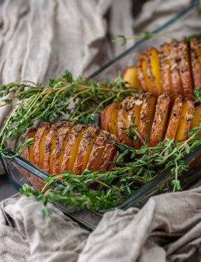 Fırında patates bir rustik tarzda cam içinde. Düşük bir anahtar fotoğrafçılıkta gıda.