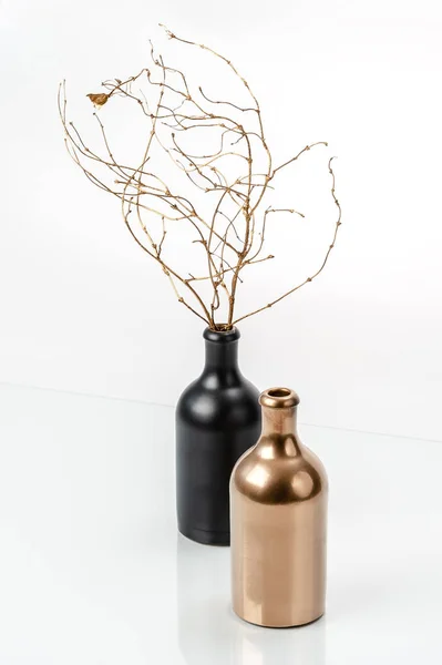 Stillleben Mit Zwei Flaschen Und Goldenen Zweigen Minimalistischen Stil — Stockfoto