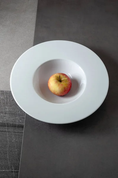 Fotografía Conceptual Comida Una Manzana Plato Blanco Sobre Fondo Piedra — Foto de Stock