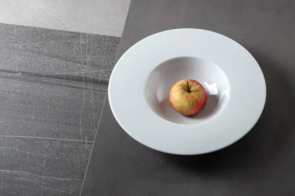 Konzeptionelle Foodfotografie Hintergrund Ein Apfel Auf Weißem Teller Auf Kombiniertem — Stockfoto