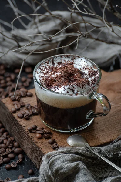 Café Americano Com Espuma Leite Chocolate Uma Tábua Madeira Closeup — Fotografia de Stock