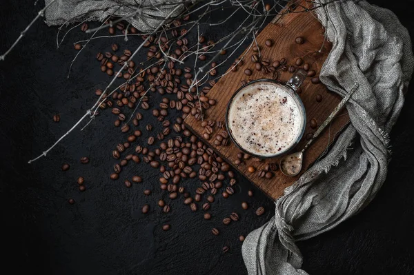 Kávu Mléčnou Pěnou Tmavém Pozadí Nízké Klíčových Fotografie — Stock fotografie