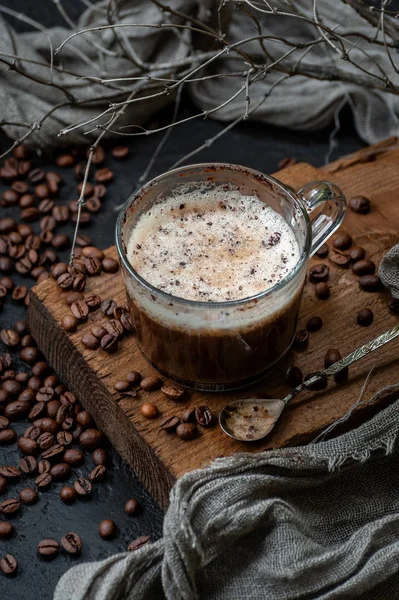 Kahve Süt Köpüğü Bir Ahşap Tahta Bir Saçılma Kahve Çekirdekleri — Stok fotoğraf