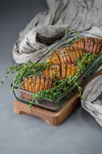 Bakad Potatis Med Timjan Glasbehållare Ett Grått Stenbord Stockbild