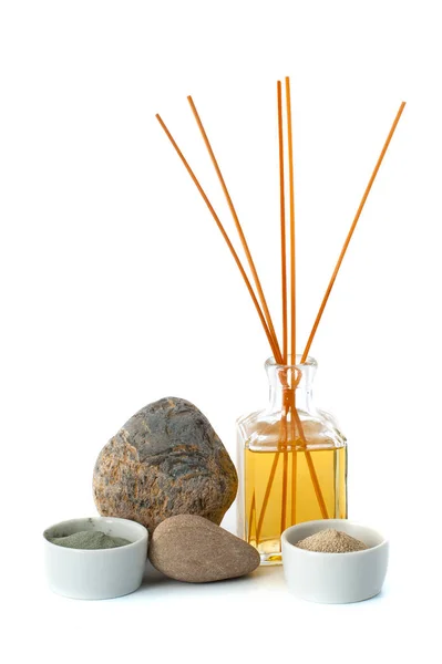 Aromatherapie und kosmetischer Ton auf weißem Hintergrund. — Stockfoto