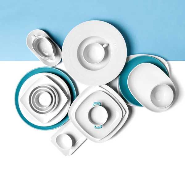 Platos de porcelana blanca y azul sobre fondo blanco-azul — Foto de Stock