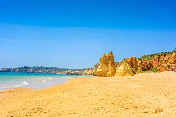 Pláž Praia da Rocha v Portimau, Algarve, Portugalsko — Stock fotografie