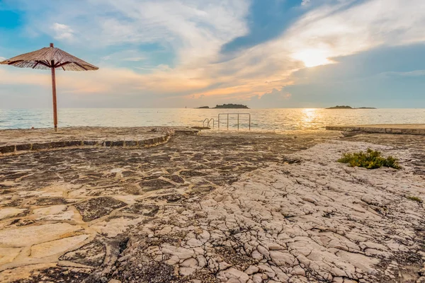 Veduta del bellissimo tramonto sul mare Adriatico — Foto Stock