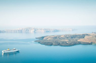 Santorini yakınındaki deniz manzaralı güzel manzara