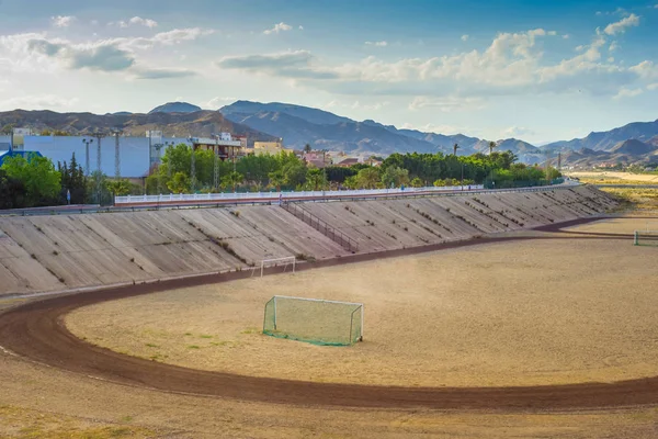 Un campo de fútbol en la montaña s en el fondo . —  Fotos de Stock