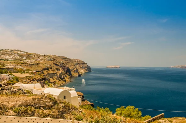 Beautiful landscape with sea view of the Nea Kameni, a small Greek island in the Aegean Sea near Santorini — Stock Photo, Image