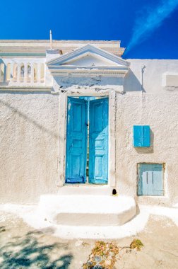 Santorini, Yunanistan adada Emporio tipik mavi kapı,