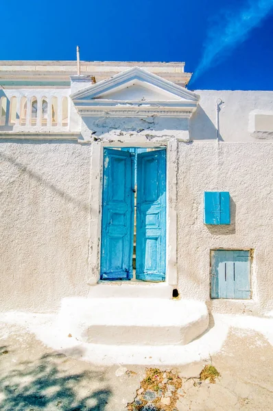 希腊圣托里尼岛恩波里奥典型的蓝色门, — 图库照片