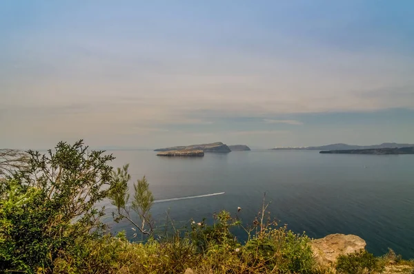 Wunderschöne Landschaft mit Meerblick auf den nea kameni, — Stockfoto