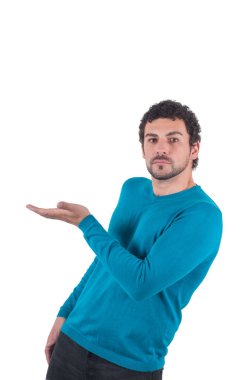 mavi bir yere işaret içinde adam