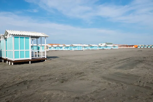 Belle plage de sable noir avec des maisons de plage — Photo