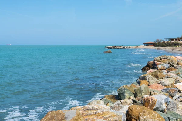 美しいアズール海と岩のビーチ — ストック写真