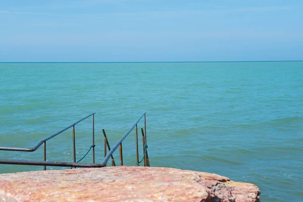 Beautiful azure sea and the rocky beach — Stock Photo, Image