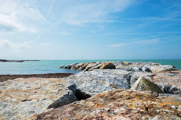 Prachtige azuurblauwe zee en het rotsachtige strand — Stockfoto
