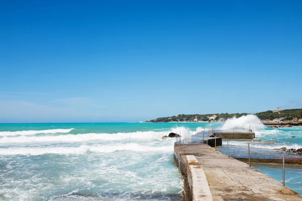 Hermoso mar azul y la playa rocosa — Foto de Stock