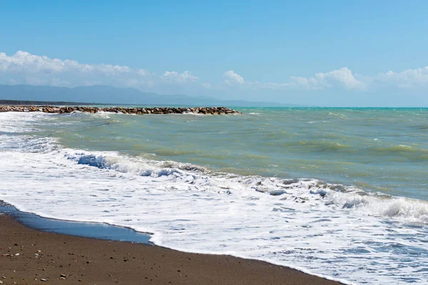 Bellissimo mare e la spiaggia di sabbia nera , — Foto Stock