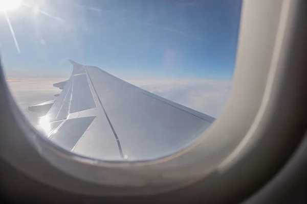 Kilátás a hegyekre egy repülőgép ablakából. — Stock Fotó