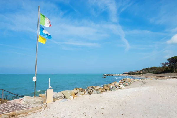 Piękne błękitne morze i skalista plaża — Zdjęcie stockowe