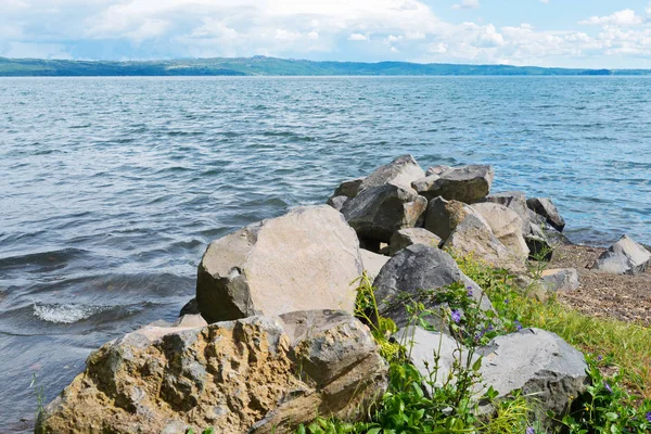 Beau lac bleu et pierres en Toscane — Photo