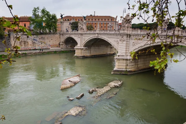 Rom, italien - 21. aprill 2019: blick auf die gebäude und brücke — Stockfoto