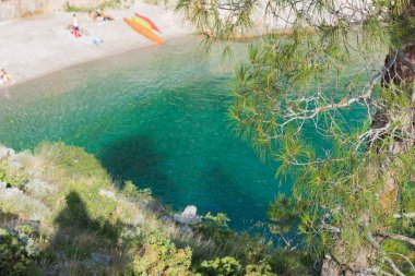 Kayalık plaj, şeffaf mavi deniz
