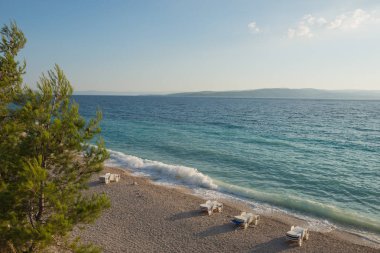 Hırvatistan sahilinde plaj, mavi deniz