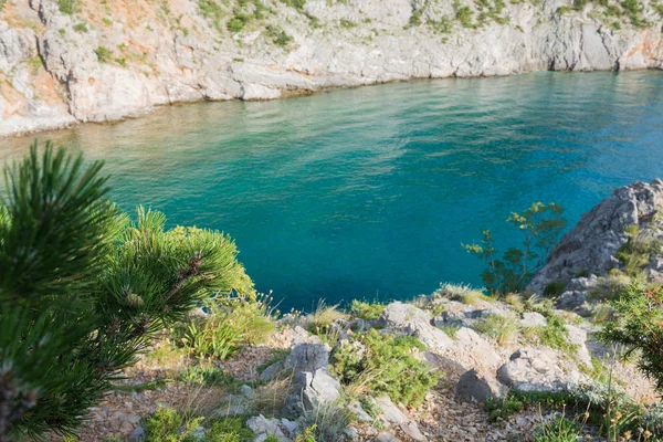 Rocky beach, transparent blue sea — Stock Photo, Image