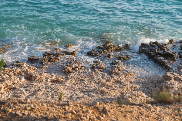 Spiaggia rocciosa, mare blu — Foto Stock