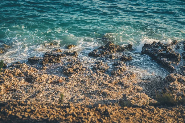 Plage rocheuse, mer bleue — Photo