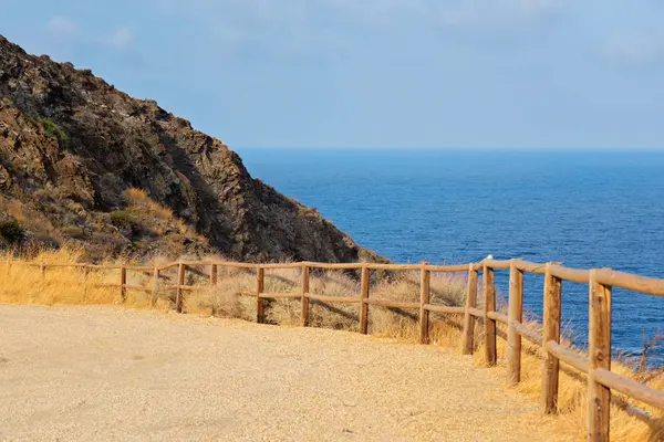 Vista panoramica su montagna e mare — Foto Stock