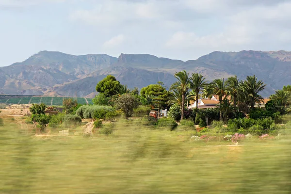 Vista panorâmica para as montanhas em movimento — Fotografia de Stock