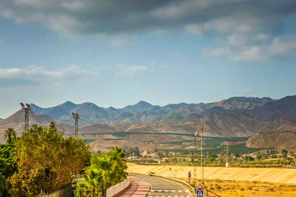 Vista panorâmica para as montanhas em movimento — Fotografia de Stock