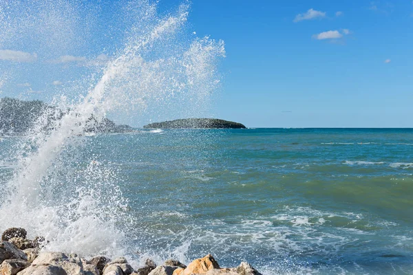 Salpicaduras de agua en Santa Cruz, Croacia — Foto de Stock