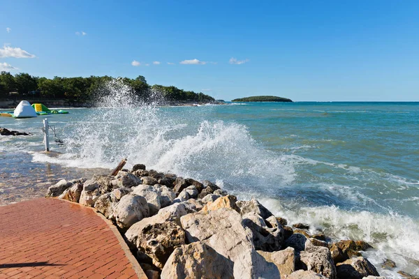 Onde alte e spruzzi d'acqua in Istria, Croazia — Foto Stock