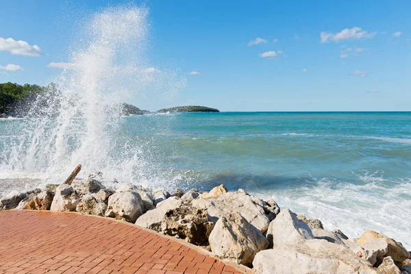 Grandes olas y salpicaduras de agua — Foto de Stock
