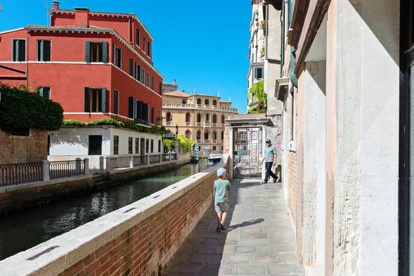 VENECIA, ITALIA - 14 DE AGOSTO DE 2016: Canales típicos con casas antiguas —  Fotos de Stock