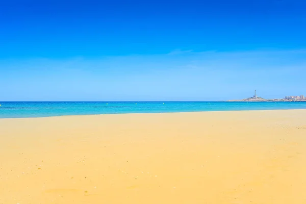 Praia de areia europeia e mar azul . — Fotografia de Stock