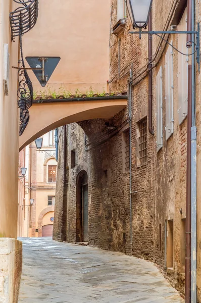 Paseo por el casco antiguo de Siena — Foto de Stock