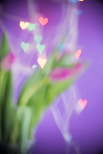 Розфокусовані тюльпани і боке легкі серця — стокове фото